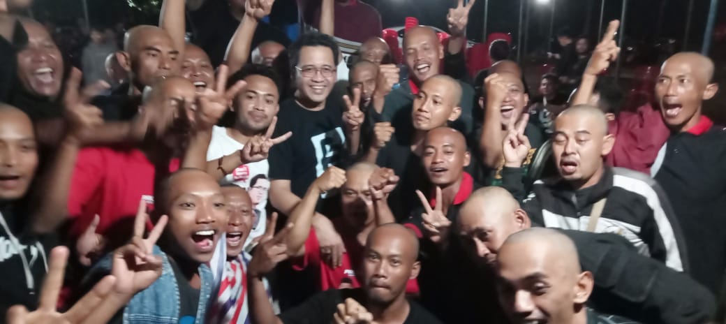 Unggul Dalam Perolehan Suara, Pendukung 02 Progres, Melakukan potong Gundul bersama