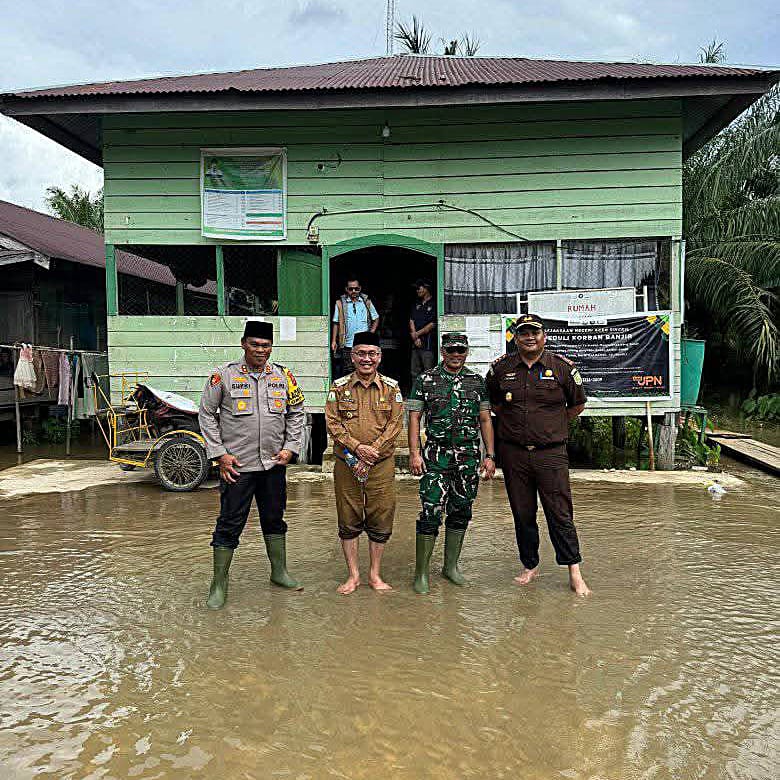 Pj. Bupati Aceh Singkil Turun ke Lokasi Banjir Demi Memastikan Seluruh Logistik Penyelenggara Pilkada Tersalurkan