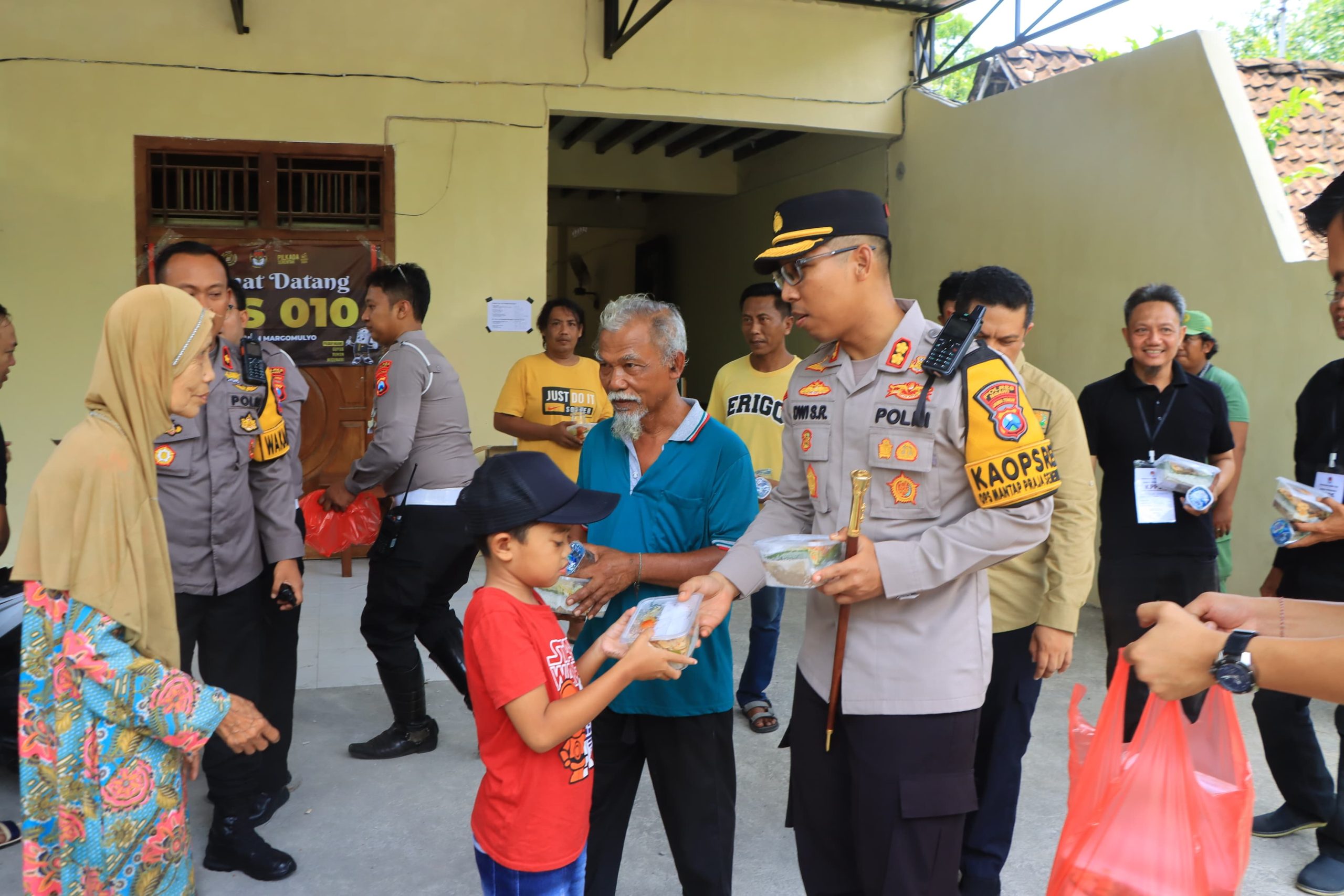 Cooling System Pungut Suara, Polres Ngawi Berbagi Makanan Sehat Gratis untuk Warga di TPS