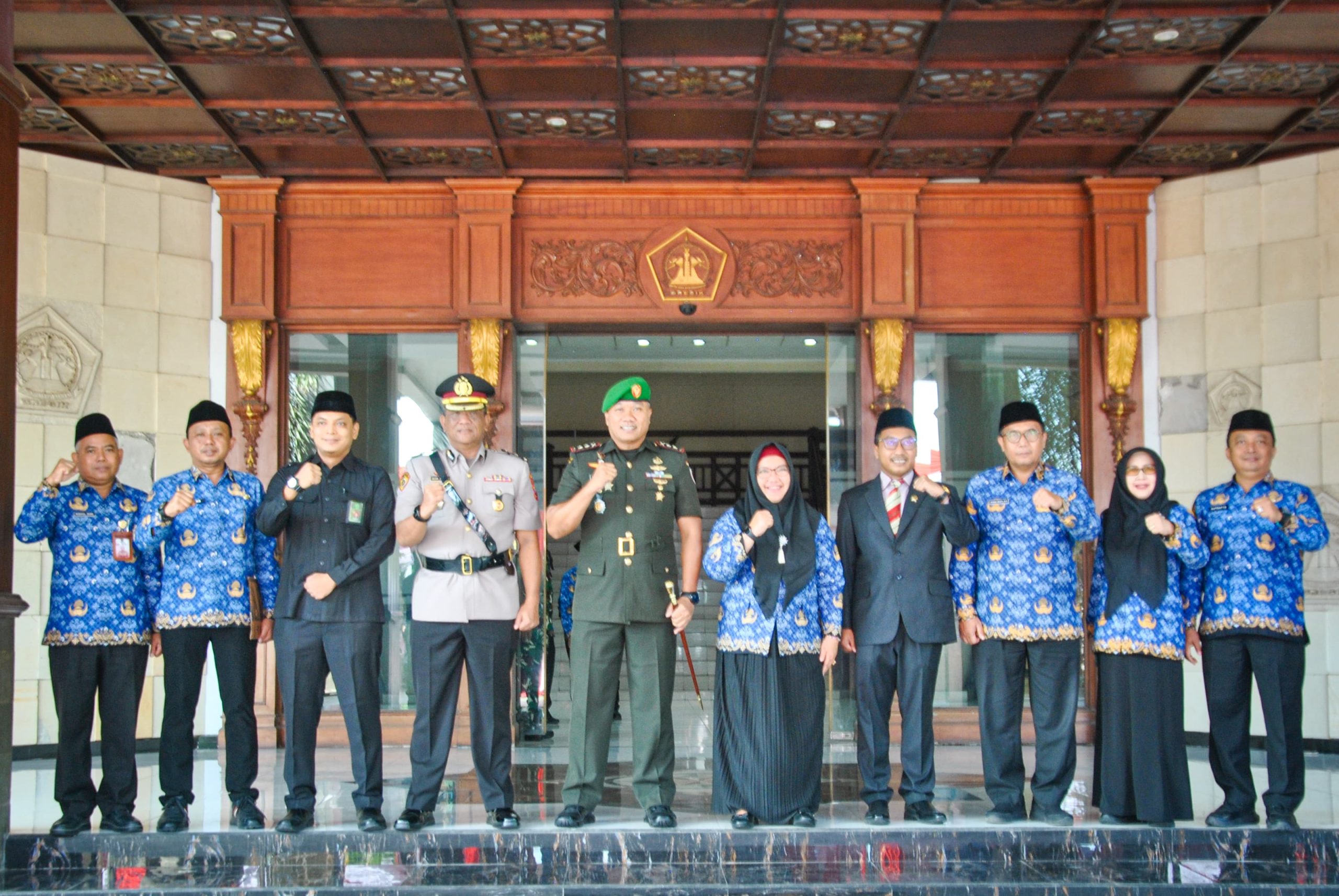 Dandim Gresik Hadiri Upacara Peringatan HUT KORPRI ke-53, Hari Guru Nasional, dan Hari Kesehatan Nasional
