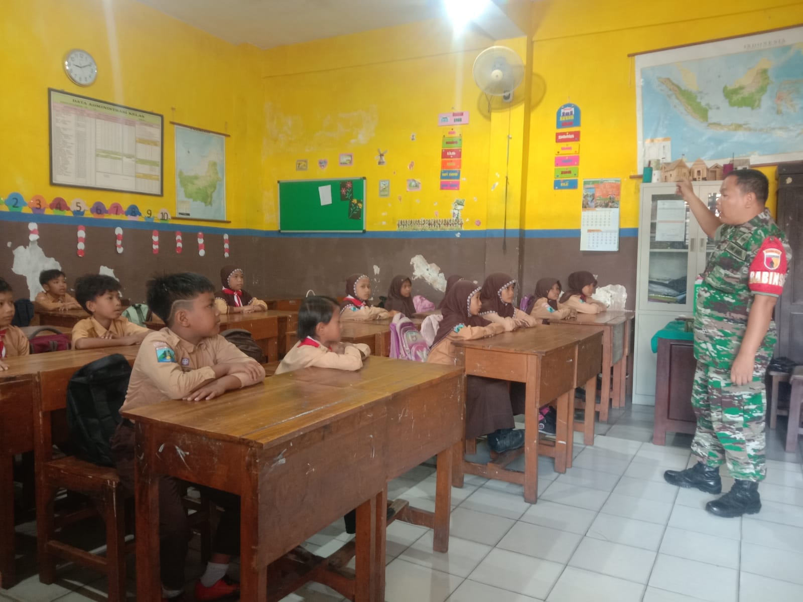 Babinsa Koramil 0830/02 Semampir Gelar Wasbang di SD Wonokusumo Jaya