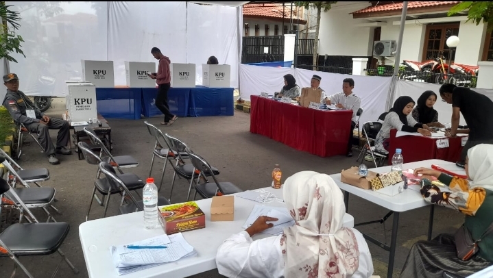 Pasangan Calon Walikota dan Wakil Walikota Gunakan Hak Pilih Serentak di Kota Cimahi   