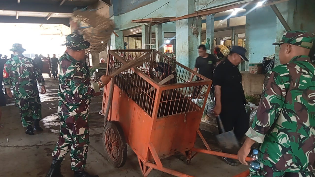 Kodim 0614 / Kota Cirebon Gelar Karya Bakti Pembersihan Sampah Pasar Jagasatru dalam Rangka Hari Juang TNI AD