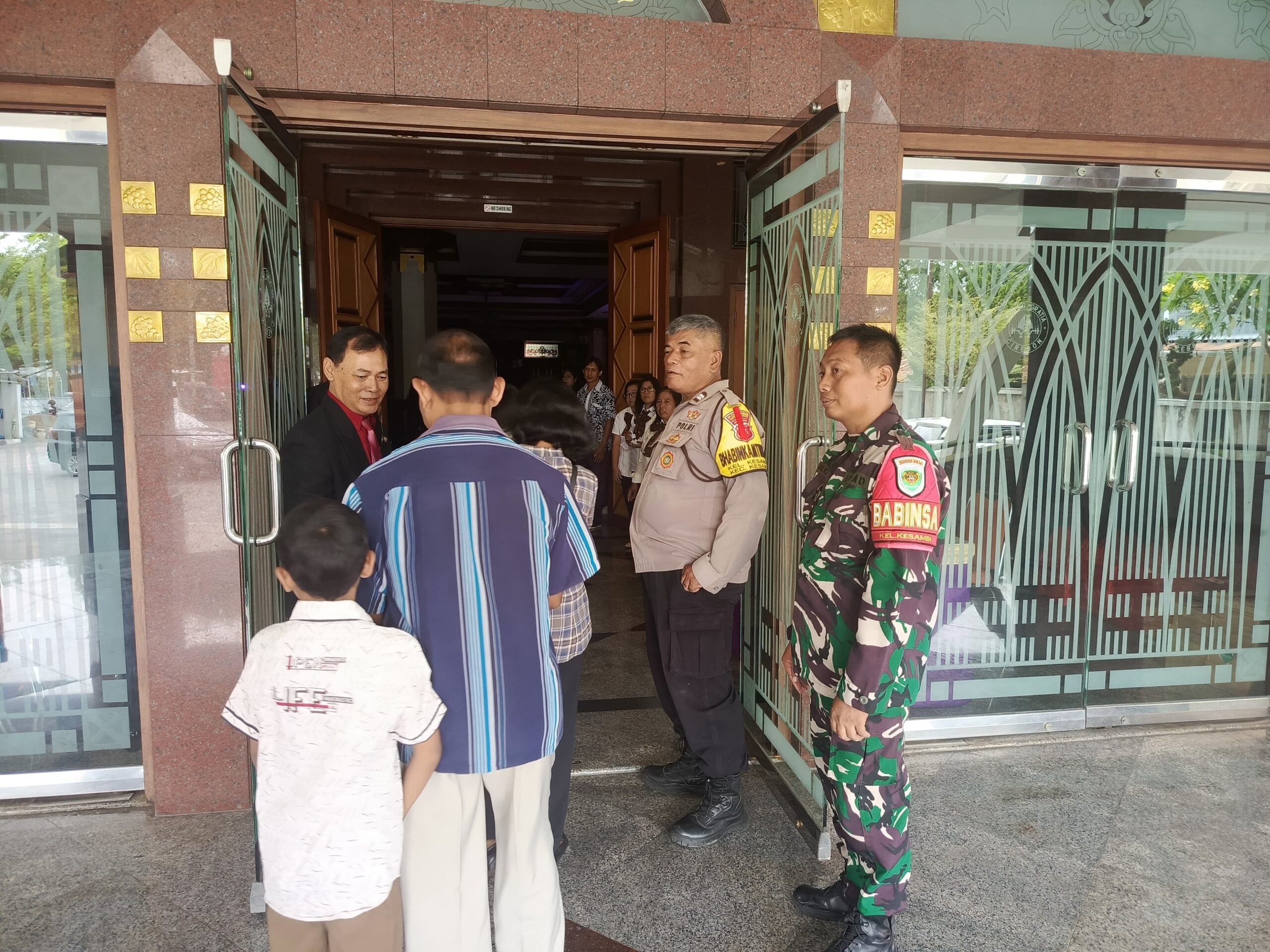 Babinsa dan Bhabinkamtibmas Amankan Kegiatan Ibadah Natal 2024 Wilayah Kota Cirebon. Kordinasi Efektif TNI – POLRI