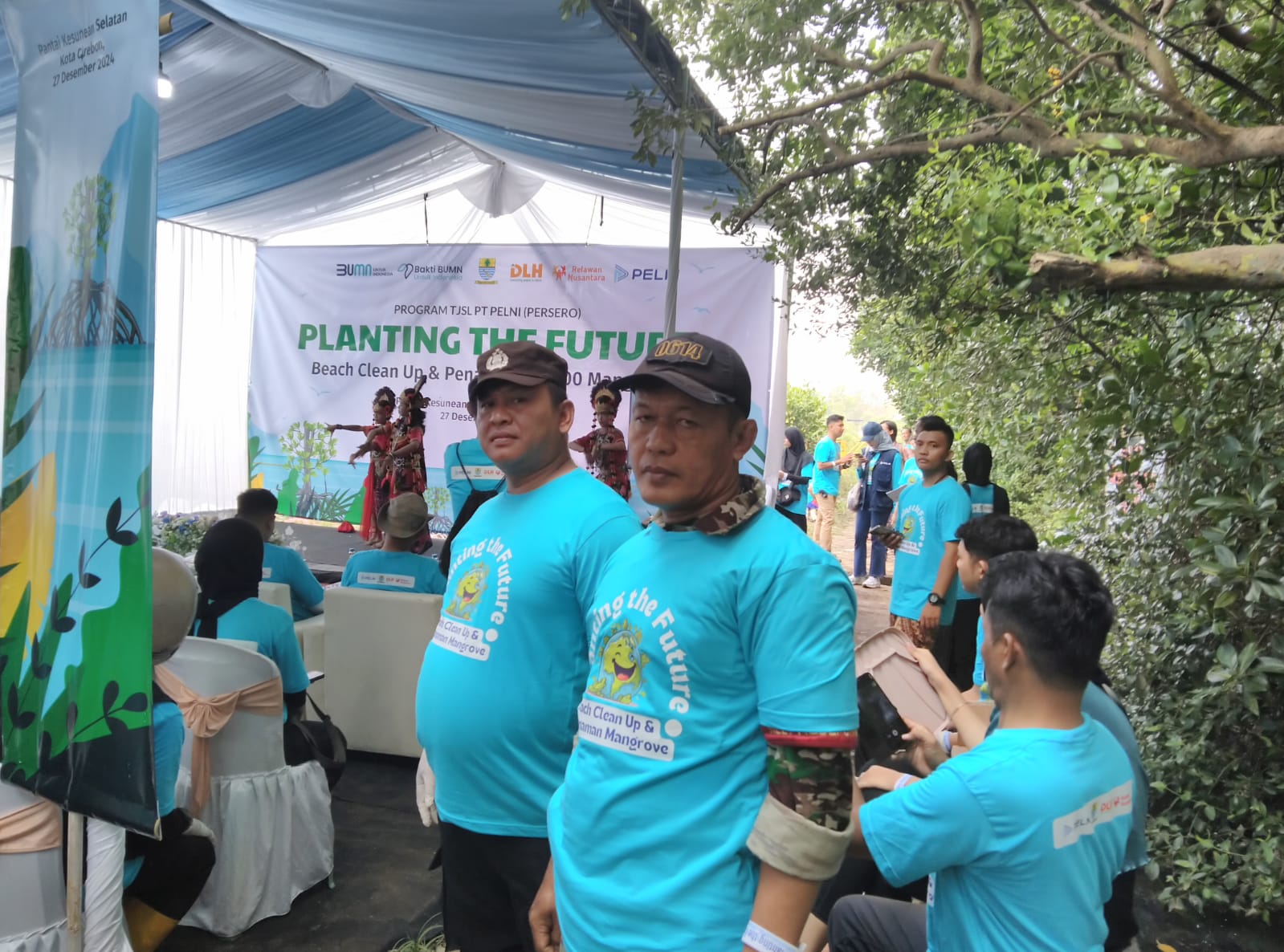 Penanaman Pohon Mangrove di Pantai Kesunean Kota Cirebon. Babinsa Lestarikan Ekosistem Pesisir