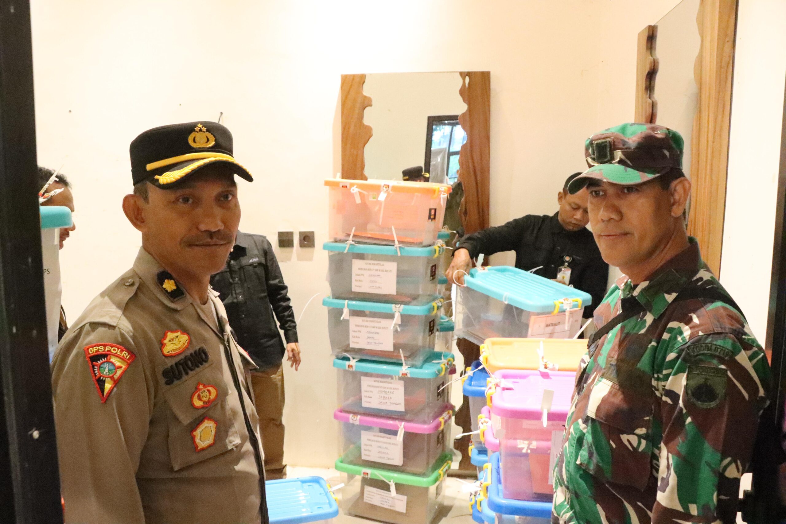 Puluhan Personel Gabungan TNI-Polri Amankan Rapat Pleno Rekapitulasi Perhitungan Suara Pilkada 2024