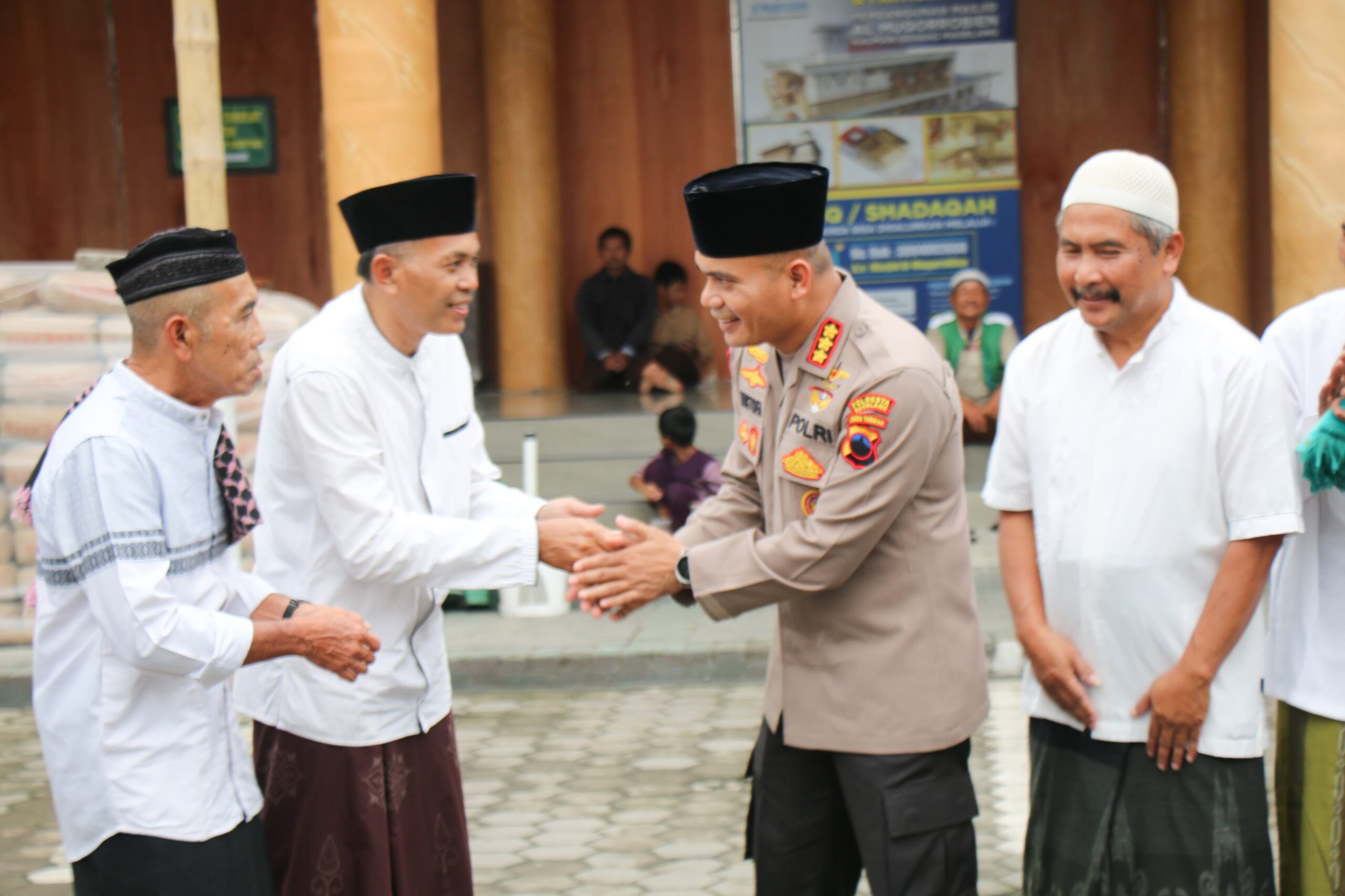 Kapolresta Magelang Bantu Semen untuk Pembangunan Masjid Al Muqorobin Grabag