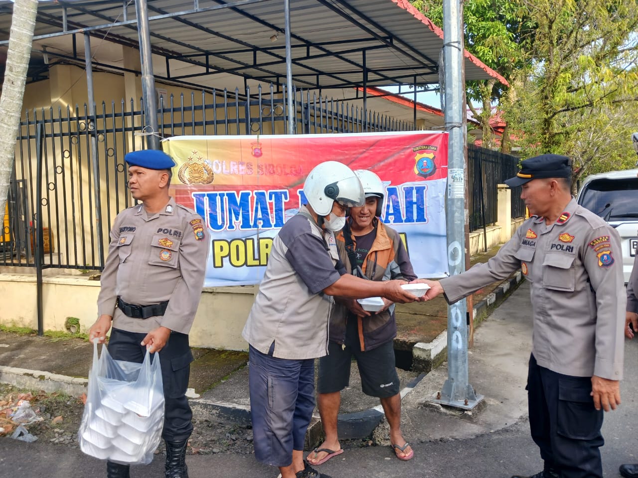 Rutin Berbagi Jumat Berkah, Terima Kasih Kepada Polres Sibolga