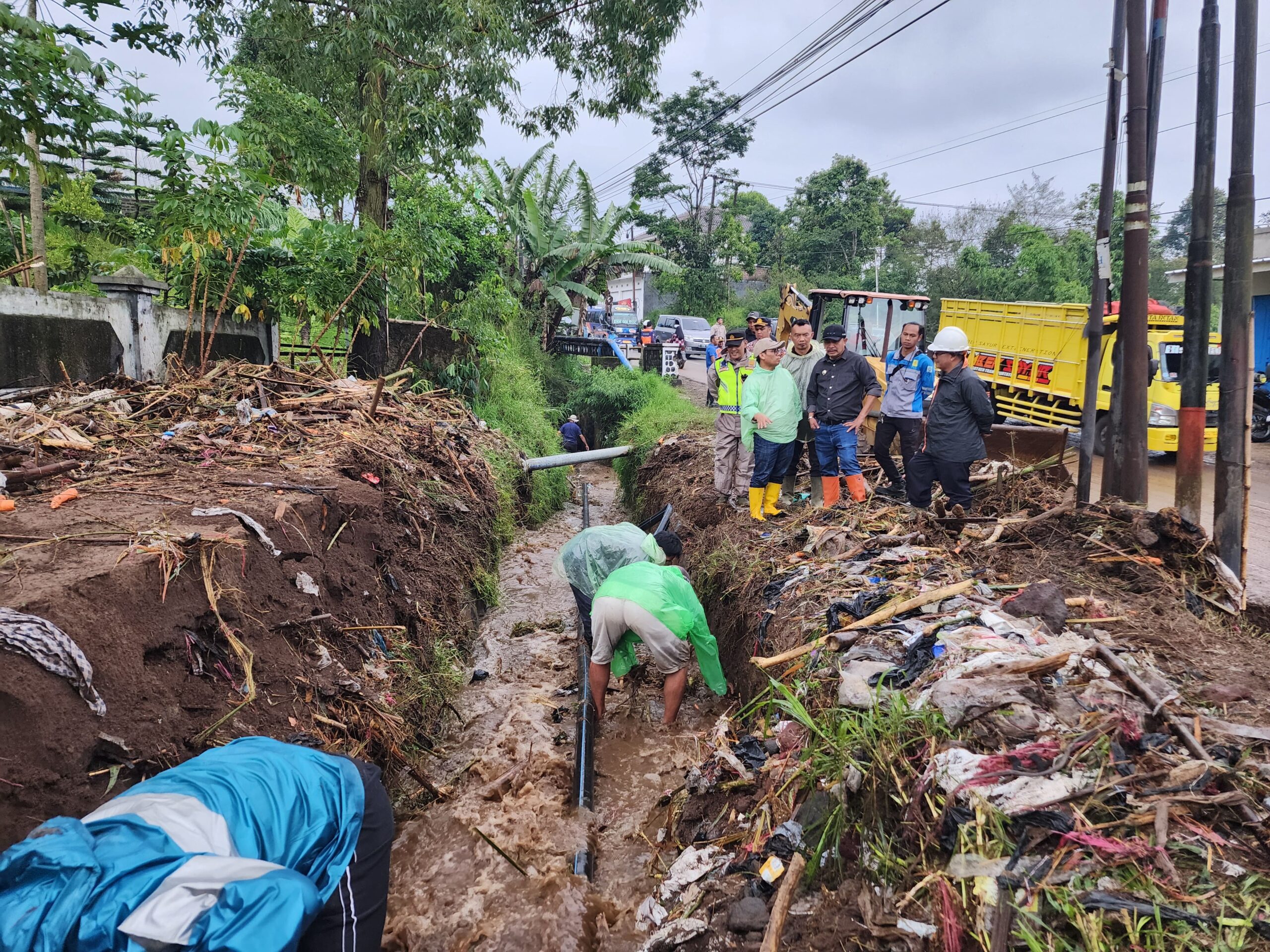 *Pj Bupati Garut Cek Lokasi Banjir Lumpur di Jalan Garut-Cikajang