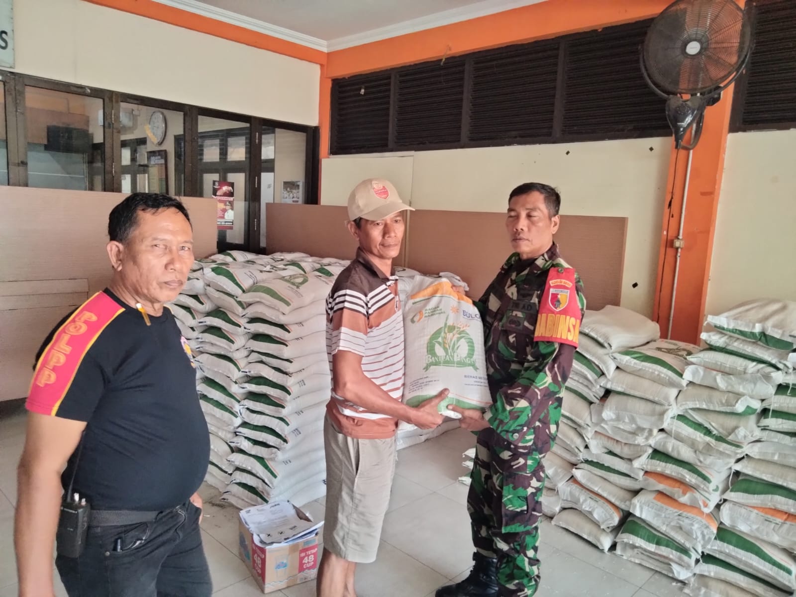 Babinsa Dampingi Penyaluran Bansos Beras Tahap Ke-3 di Kelurahan Wonokusumo
