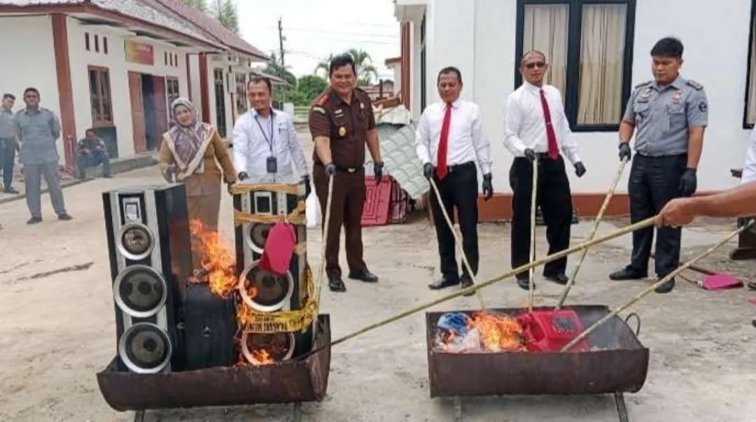 Hari Juang TNI AD, Polisi Ikut Serta Aksi Bersih-bersih di Pantai Gua Manik