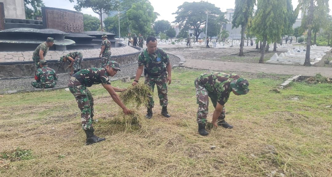 Pembersihan Taman Makam Pahlawan Dalam Rangka Hari Juang Kartika Ke-79