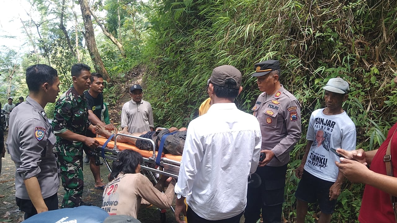 Polsek Salaman Bersama Warga, Evakuasi Korban , Diakibatkan Tanah Longsor