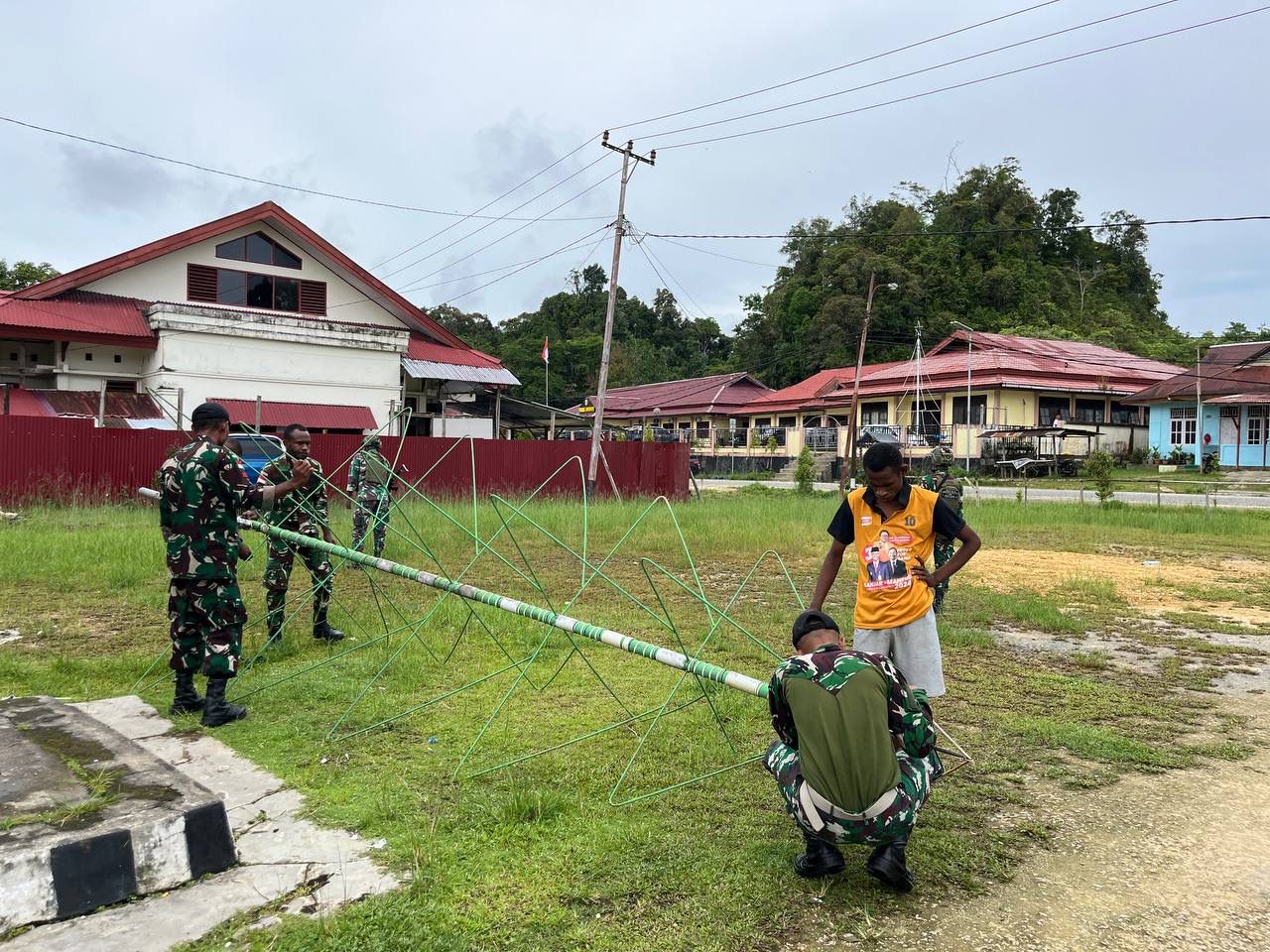 Satgas Yonif 762/VYS Bersama Warga Dekorasi GKI Sion Kumurkek Sambut Natal di Distrik Aifat