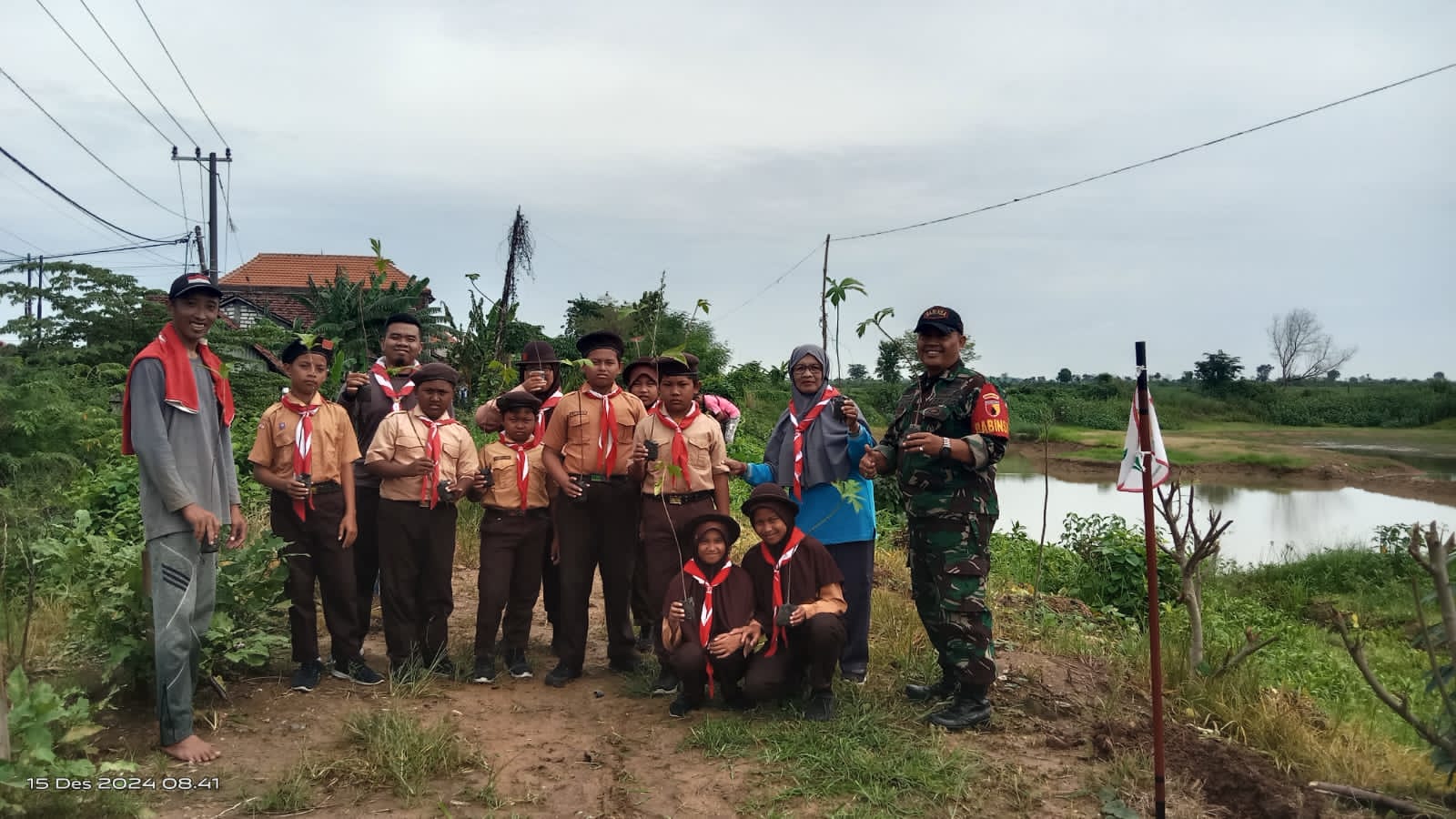Babinsa Koramil 0817/10 Benjeng Tanam 50 Pohon Sukun untuk Ketahanan Pangan di Desa Jogodalu dan Bulurejo