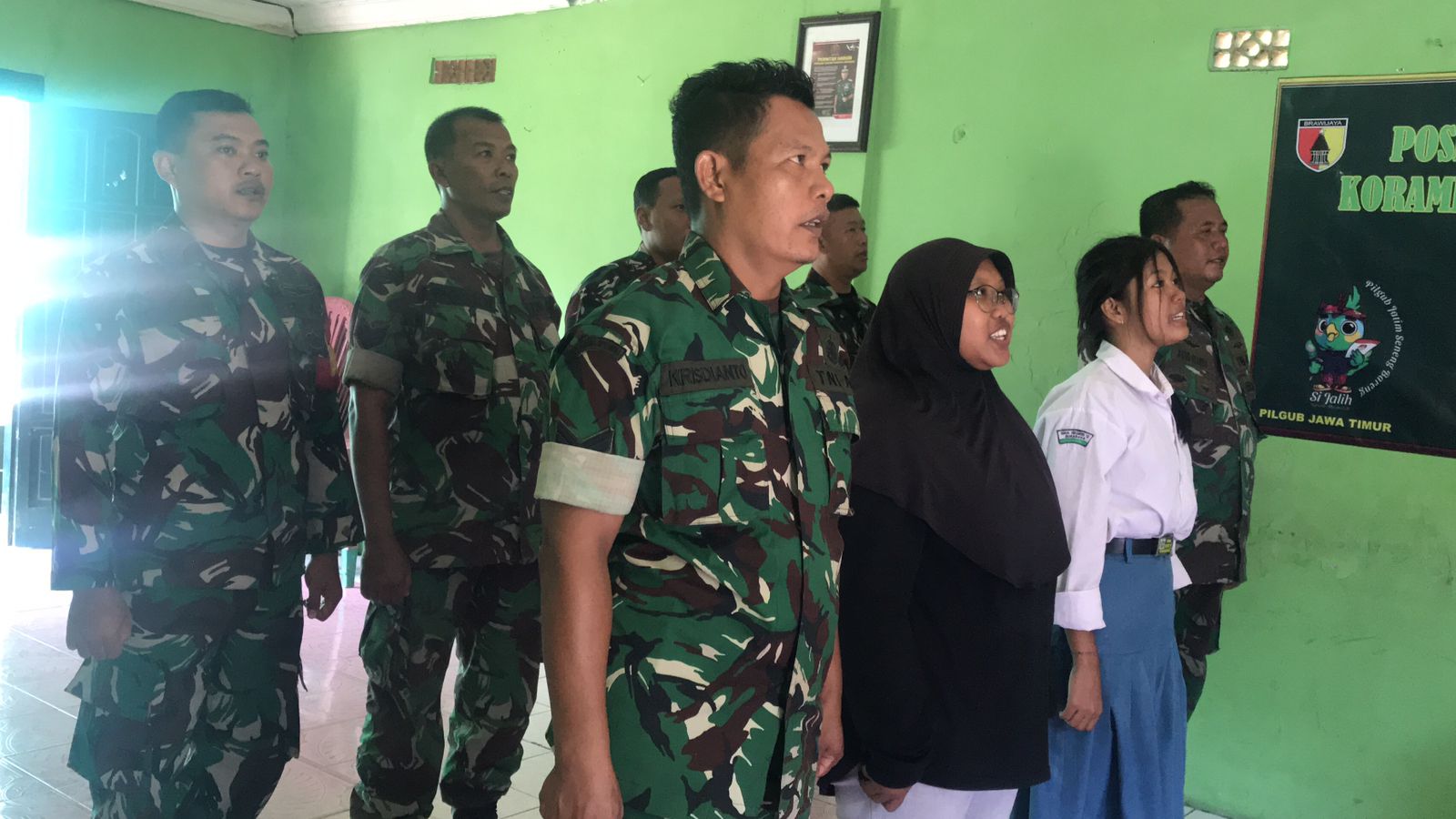 Tumbuhkan Jiwa Nasionalisme, Babinsa Koramil 0830/06 Benowo Dengarkan dan Nyanyikan Lagu Kebangsaan Indonesia Raya