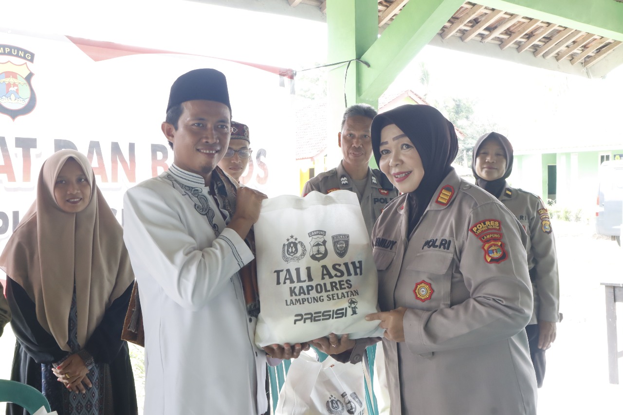 Jumat Berkah: Polres Lampung Selatan Bagikan Makanan Bergizi Gratis di Madrasah Diniyah