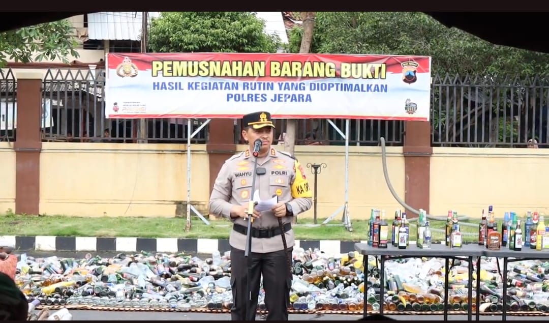 Jelang Nataru 2025, Polres Jepara Musnahkan Ribuan Botol Miras Hingga Ratusan Knalpot Brong