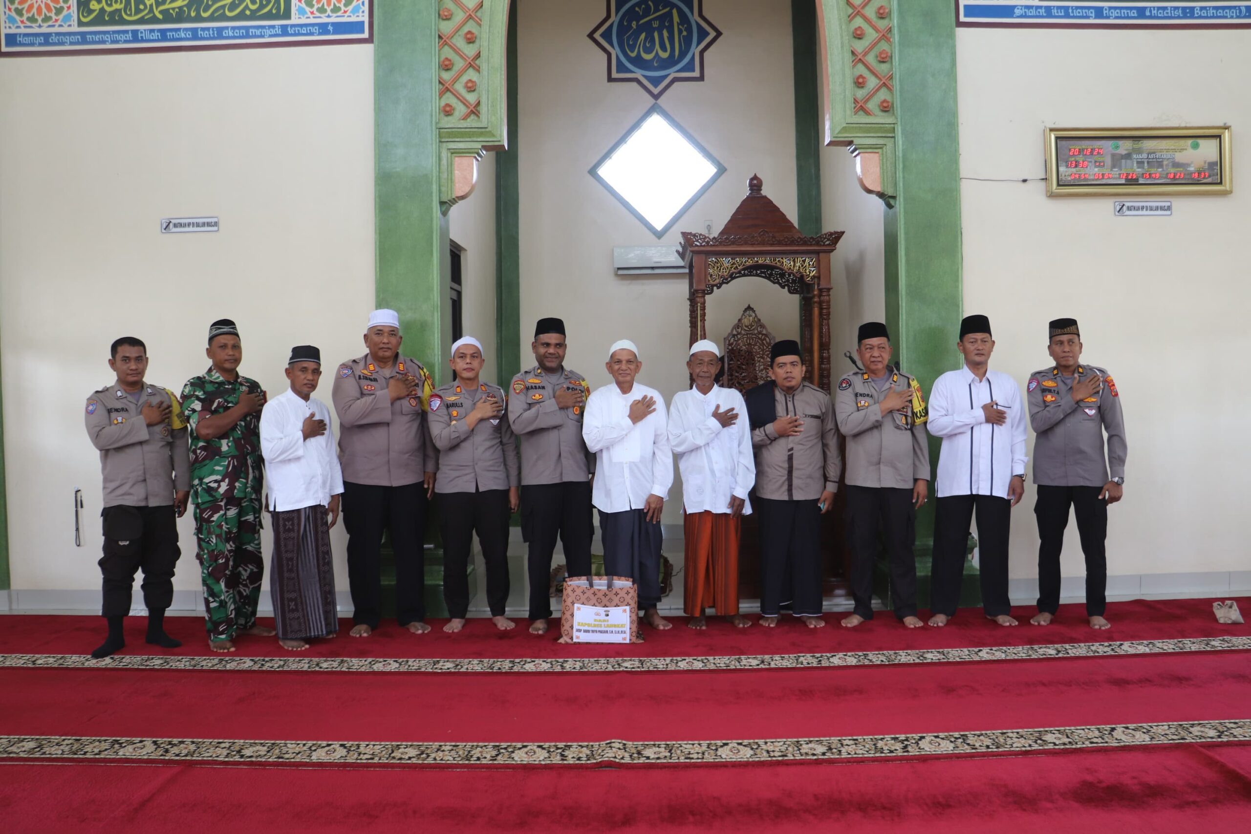 Safari Jumat & Jumat Curhat di Masjid As-Syakirin: Polres Langkat Ajak Masyarakat Jaga Kamtibmas dan Persatuan.