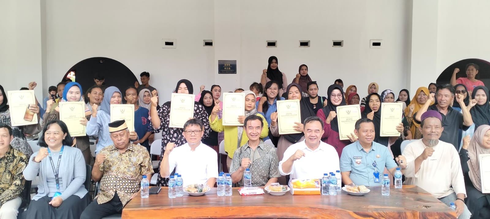 Seremoni Penyerahan Akta Jual Beli (AJB) Tanah Untuk Penataan Lahan Kampung Tanjung Kait