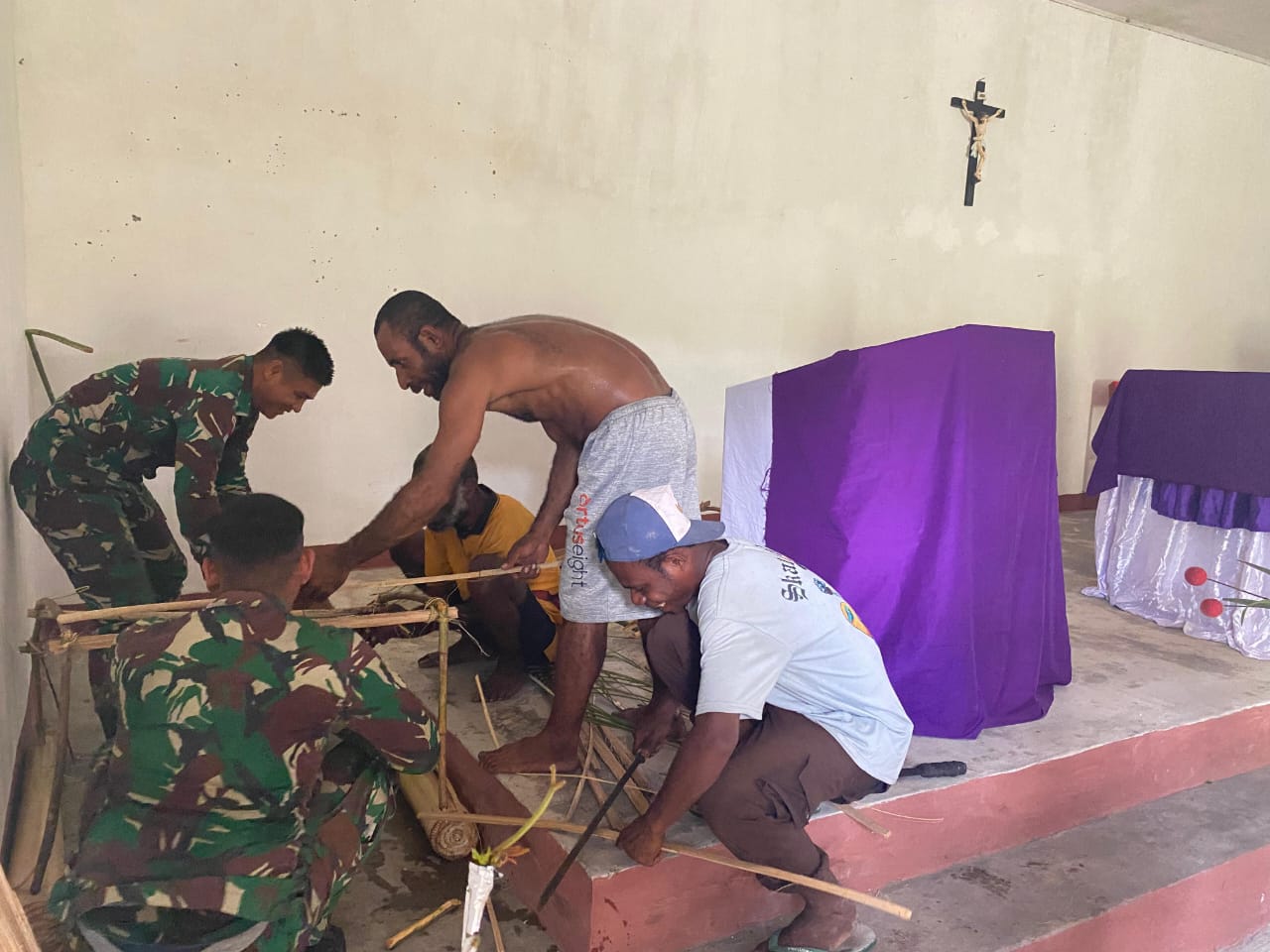 Persiapan Menyambut Hari Natal, Satgas Yonif 131/BRS Bersama Masyarakat Memperindah Gereja di Distrik Waris