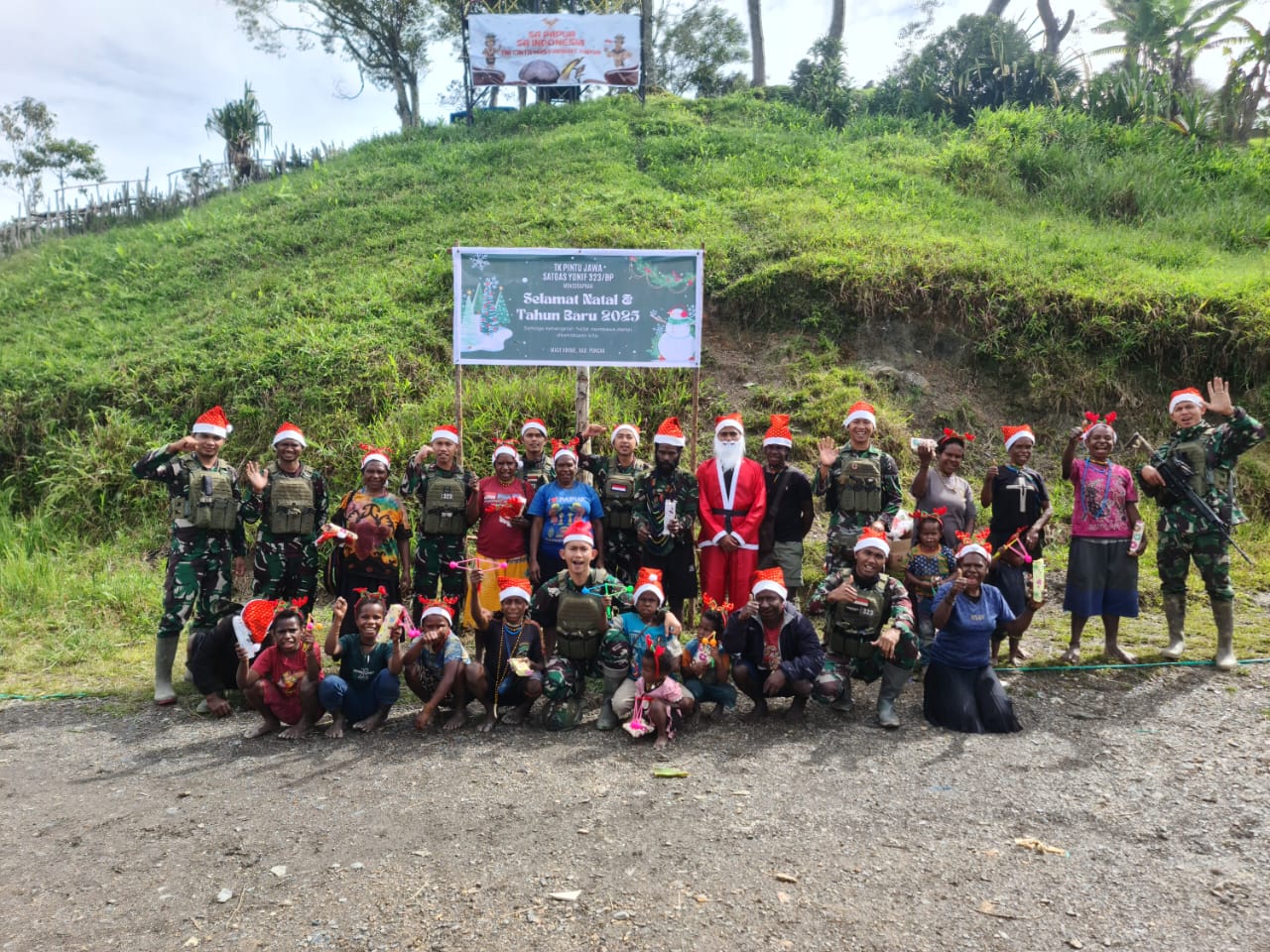 Santa Klaus Yonif 323 Hadir Membawa Kebahagian di Jantung Pedalaman Papua