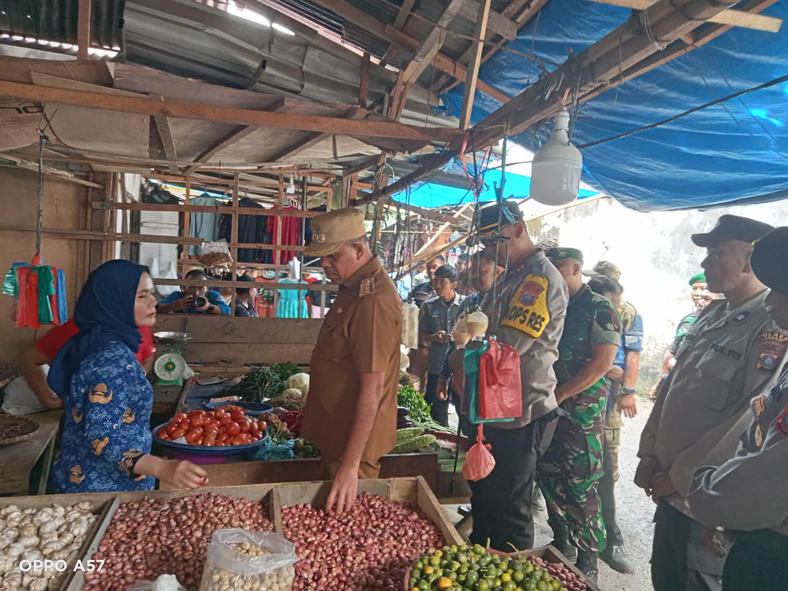 Kapolres Langkat, Pj Bupati, dan Dandim 0203 Sidak Pasar untuk Pastikan Ketersediaan Sembako Jelang Natal dan Tahun Baru