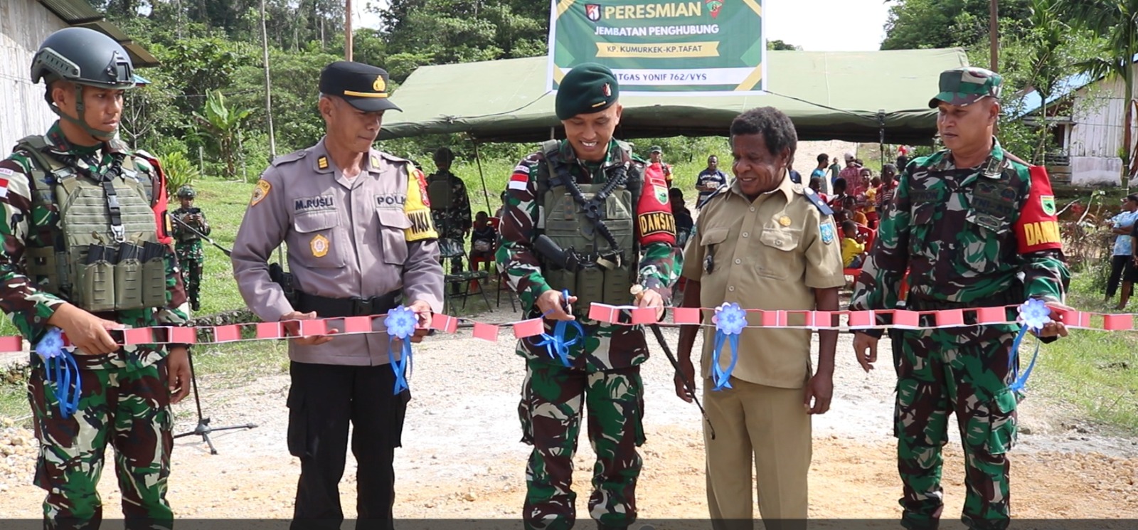 Satgas Yonif 762/VYS Resmikan Jembatan dan Pembagian Kado Natal