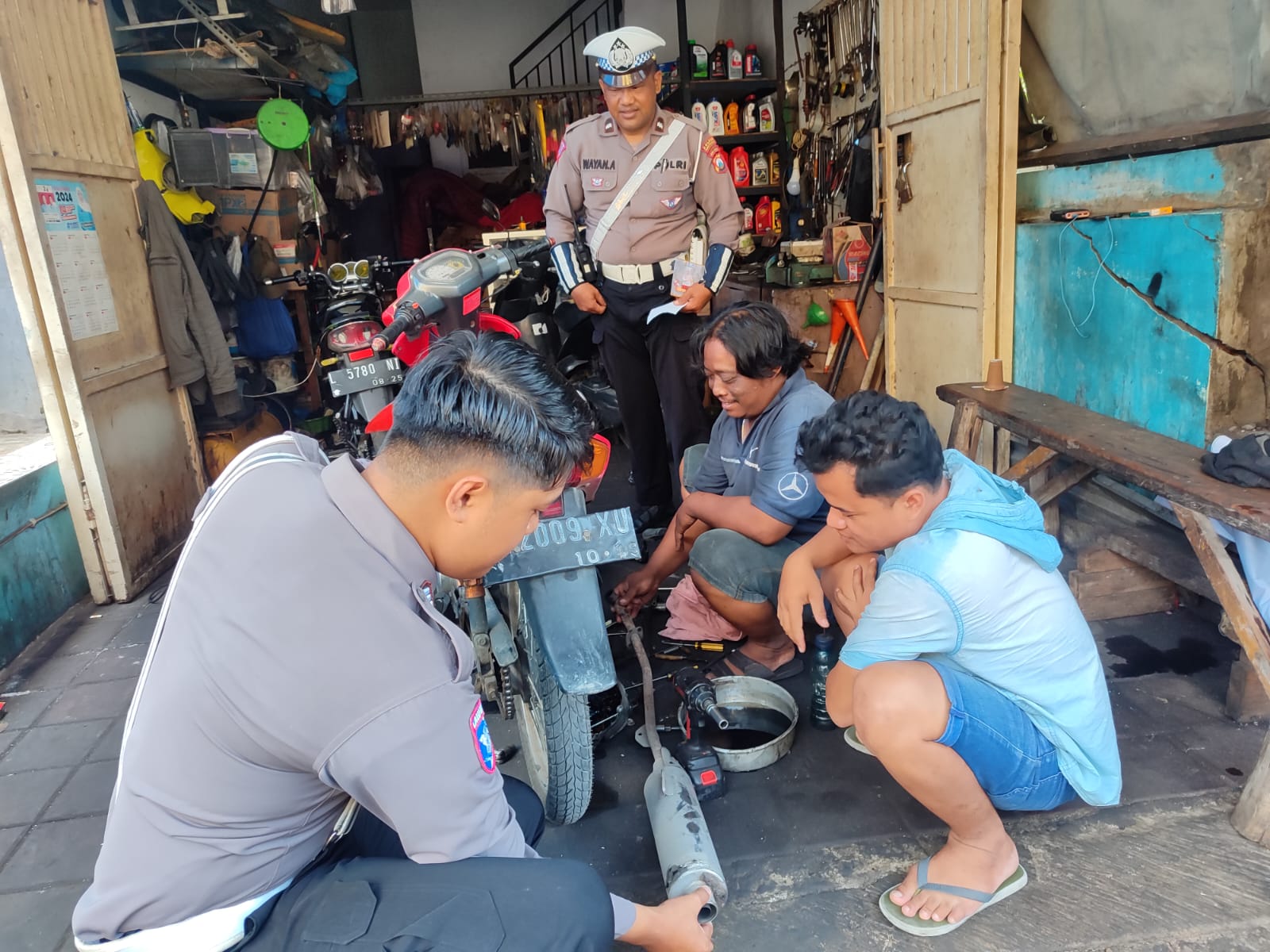 Sambangi Bengkel Motor, Polres Pelabuhan Tanjung Perak  Imbau Tidak Layani Penggantian Knalpot Tidak Sesuai Spesifikasi Teknis