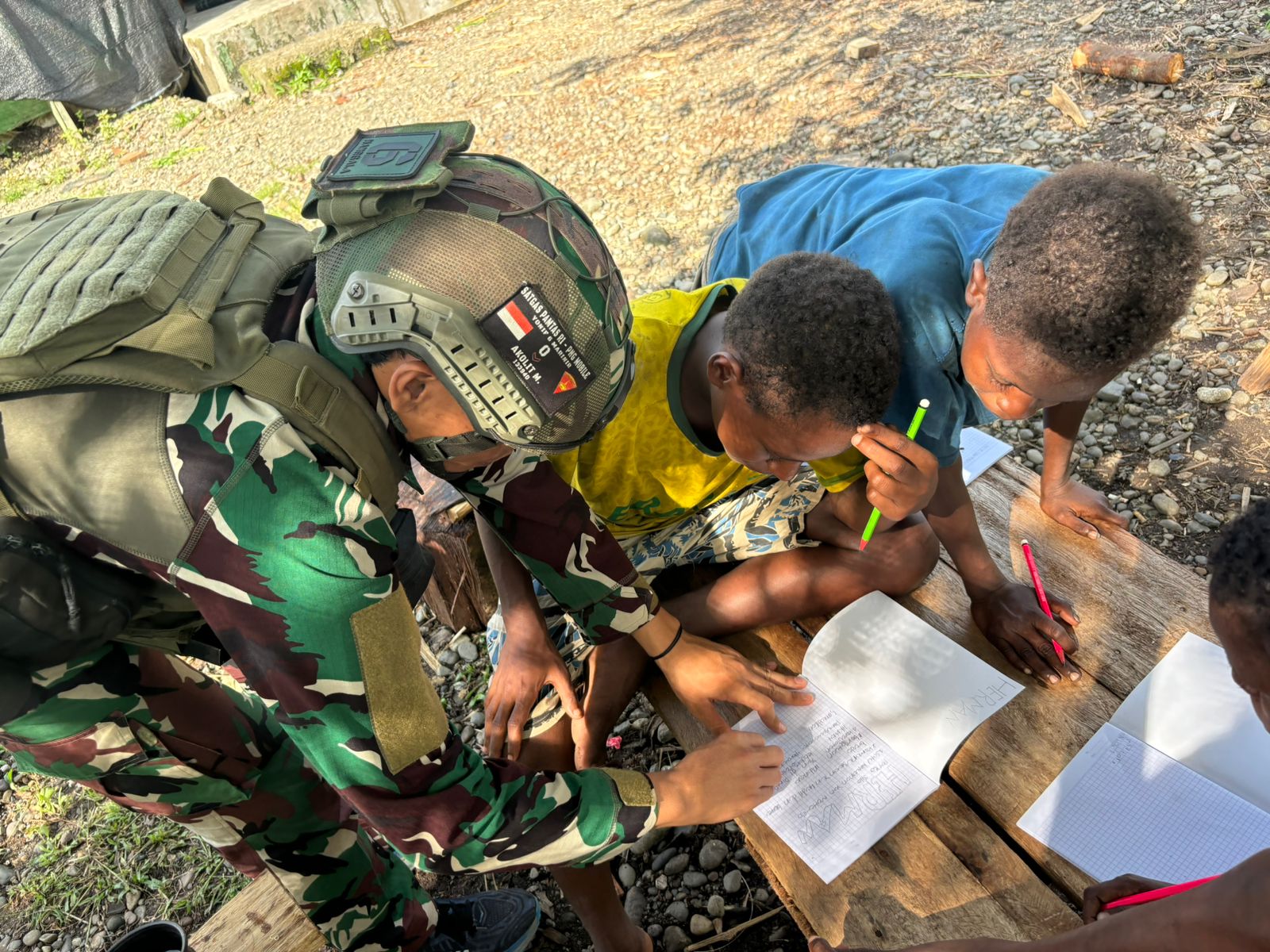 Papua Pintar Marinir Habema Disambut Gembira Anak-Anak Muara