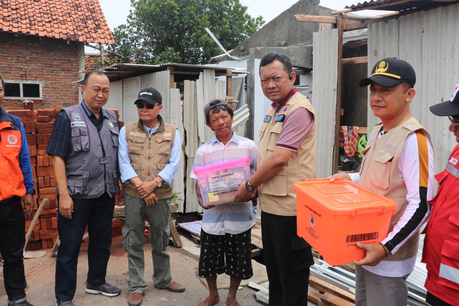 Rumah Warga Tertimpa Pohon, Pj Wali Kota Tegal Gerak Cepat Pantau Lokasi
