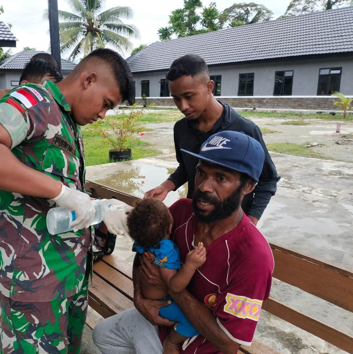 Gerak Cepat, Satgas Yonif 131/BRS Tolong Korban Kecelakaan Di Perbatasan Papua