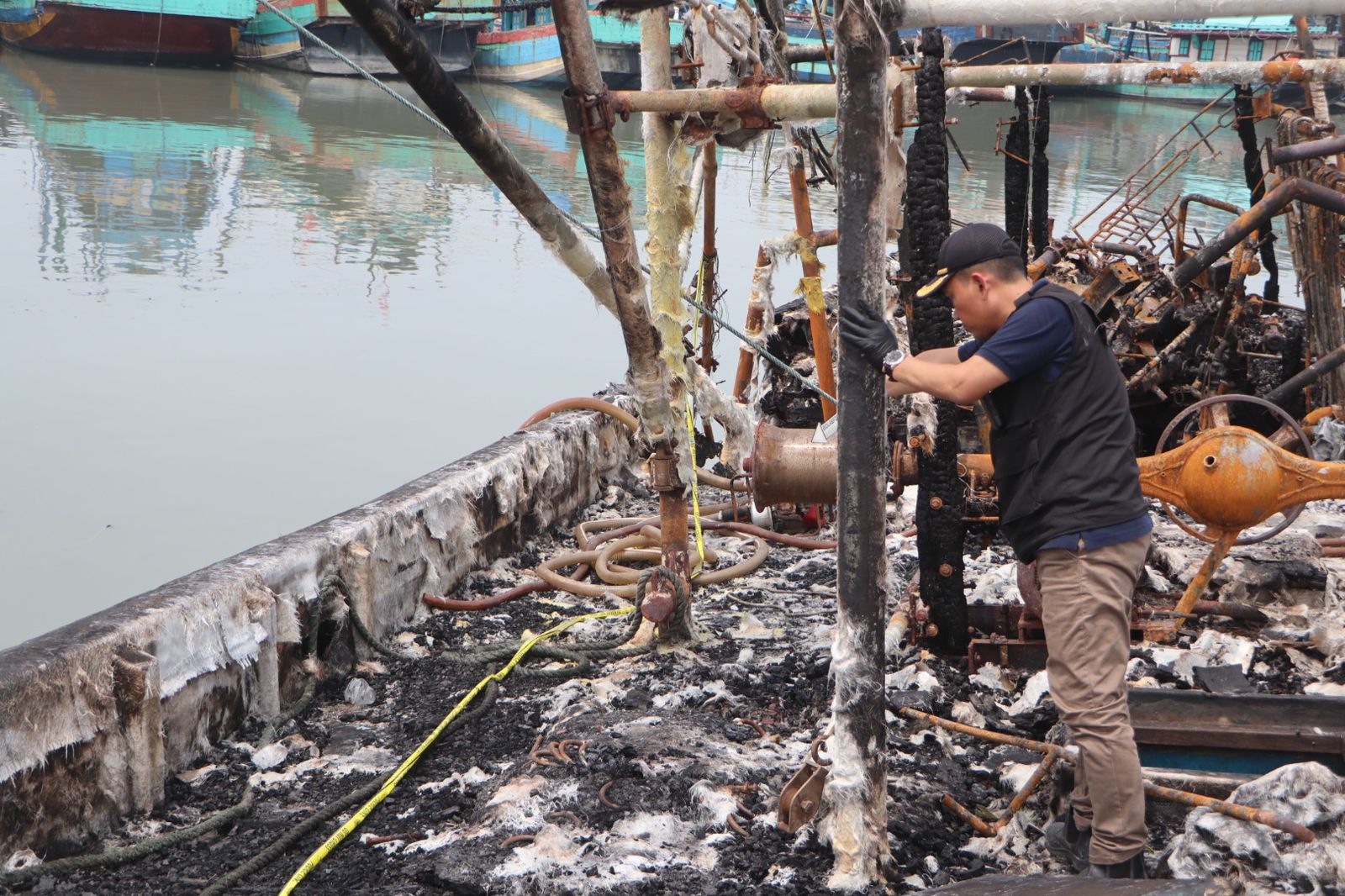 Cari Penyebab Kebakaran Kapal, Tim Labfor Polda Jateng Gelar Olah TKP
