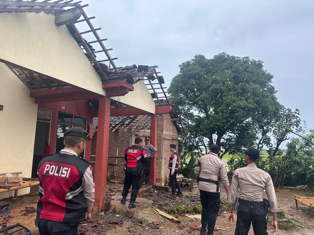 Polisi di Jepara Bantu Evakuasi Warga Terdampak Puting Beliung