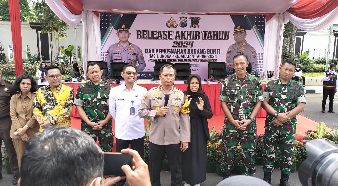Dandim 0830/Surabaya Utara Hadiri Rilis Akhir Tahun dan Pemusnahan Barang Bukti 2024 di Polrestabes Surabaya