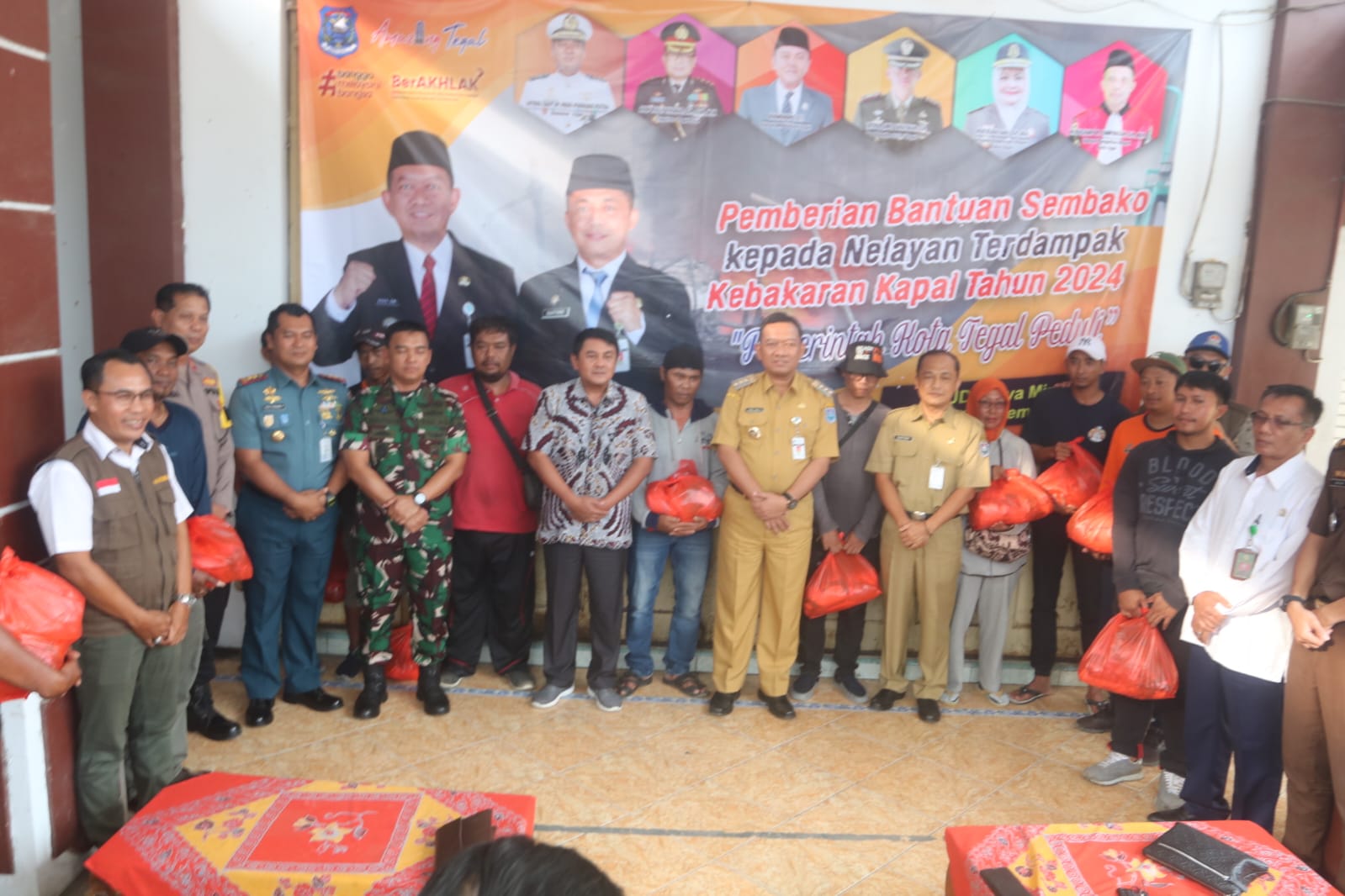 Pemkot Tegal Salurkan Bantuan Sembako untuk Nelayan Terdampak Kebakaran 24 Kapal 