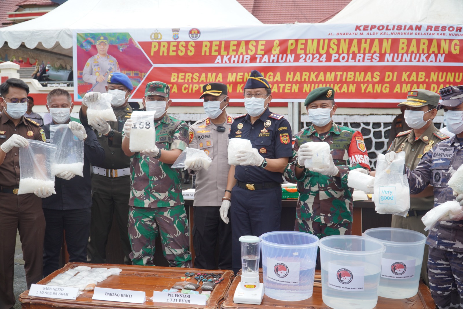 Komandan Satgas Pamtas Yonarmed 11 Kostrad Hadiri Pemusnahan Barang Bukti Narkoba dan Senjata Rakitan di Polres Nunukan