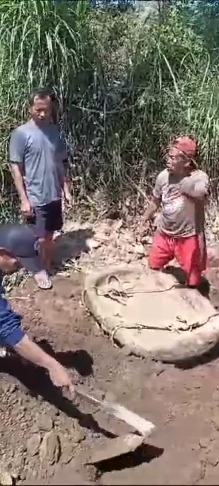 Warga Kecamatan Tegalrejo Magelang, di Hebohkan Dengan Temuan Benda Zaman Kuno