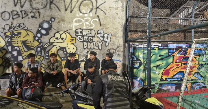 Team JOGOBOYO Amankan 13 Remaja Terkait Tawuran dan Barang Bukti Senjata Tajam di Surabaya