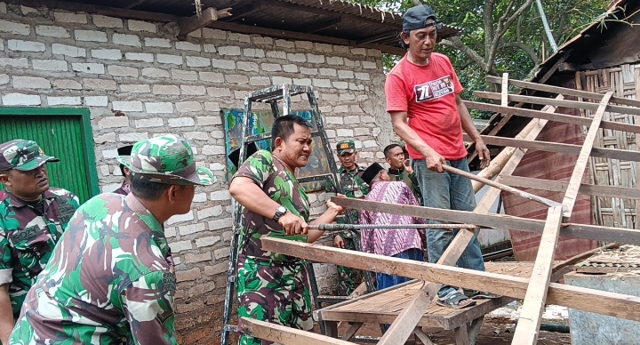 Sigap Dan Tanggap, Anggota Koramil 02 Socah Bantu Warga Terkena Bencana