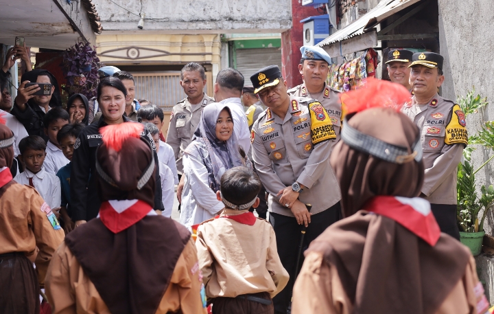 WUJUDKAN GENERASI SEHAT DAN CERDAS: KAPOLRESTABES SURABAYA GELAR AKSI MAKAN BERGIZI GRATIS DI SD DUMAS, KEC. BUBUTAN, SURABAYA