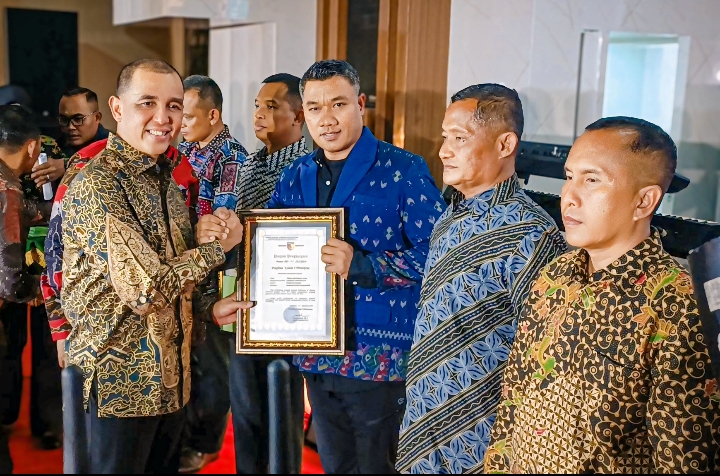 HUT Ke-76 Kodam V/Brw Dandim Gresik Kembali Terima Piagam Penghargaan Prajurit Berprestasi Atas Inisiasi Program Pipanisasi di Pulau Bawean