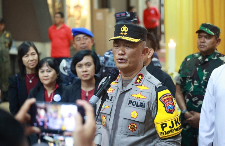Kapolda Jatim Bersama Jajaran Forkopimda Kunjungi Sejumlah Gereja Pastikan Natal Aman dan Kondusif