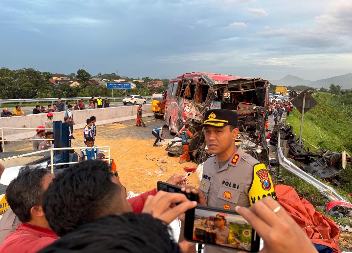 Gerak Cepat Polisi Evakuasi Korban Kecelakaan Bus di Tol Pandaan – Malang