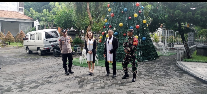 Babinsa Bubutan Bersama Tiga Pilar Amankan Jalannya Ibadah Natal di GBIP Immanuel Surabaya