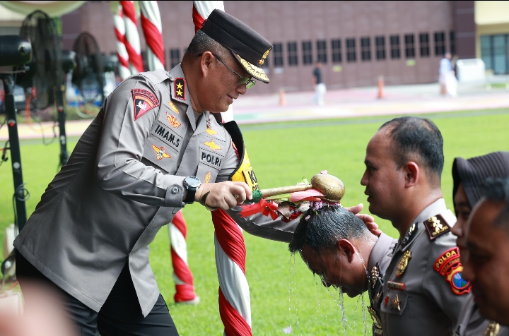 Kapolda Jatim Pimpin Upacara Kenaikan Pangkat 3.057 Personel