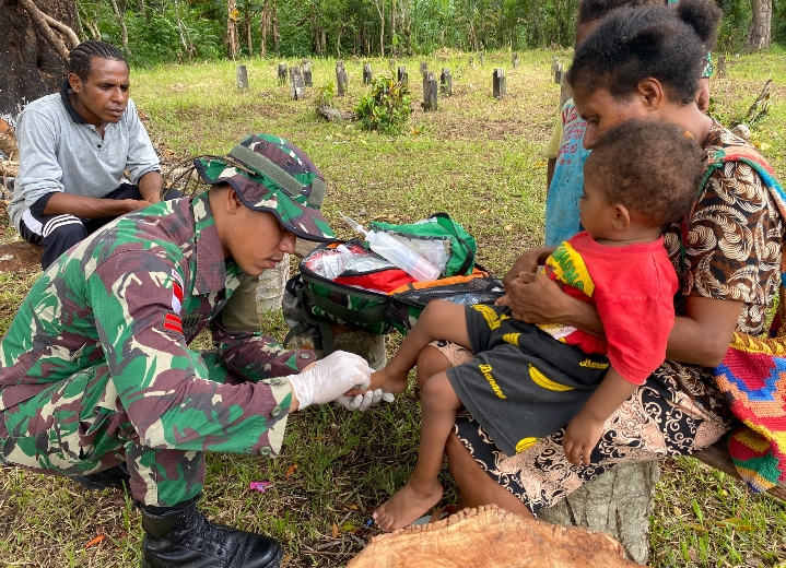 Membangun Kesehatan Masyarakat Yang Tangguh, Prajurit Braja Sakti Hadir Untuk Masyarakat Perbatasan Papua
