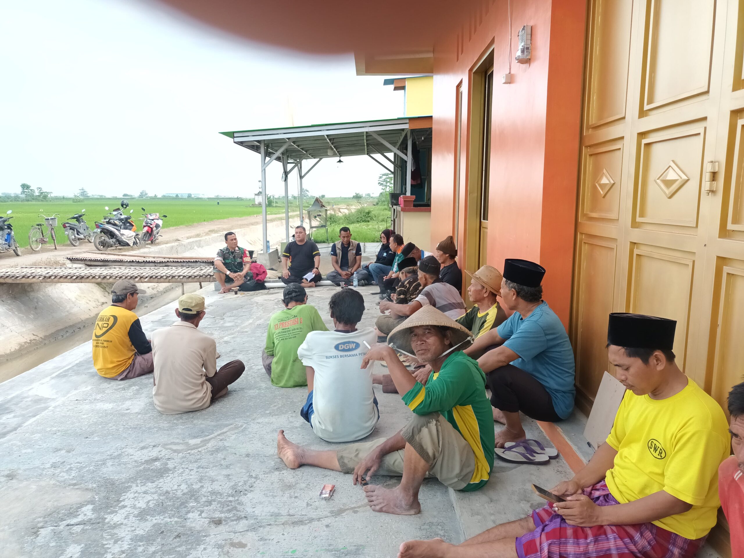 Anggota Koramil 0620-06 / Pabuaran Gelar Penyuluhan Pertanian di Sawah Damarguna