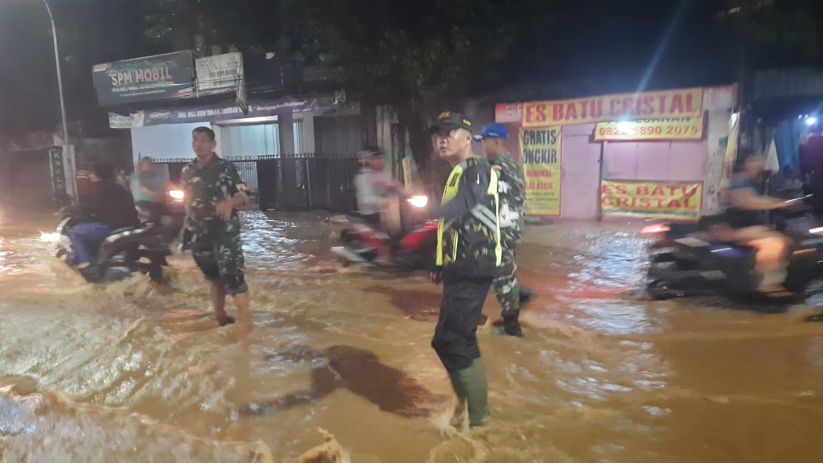 Dandim 0614 / Kota Cirebon Tinjau Wilayah Terdampak Banjir Akibat Meluapnya Sungai Cipadu dan Suba