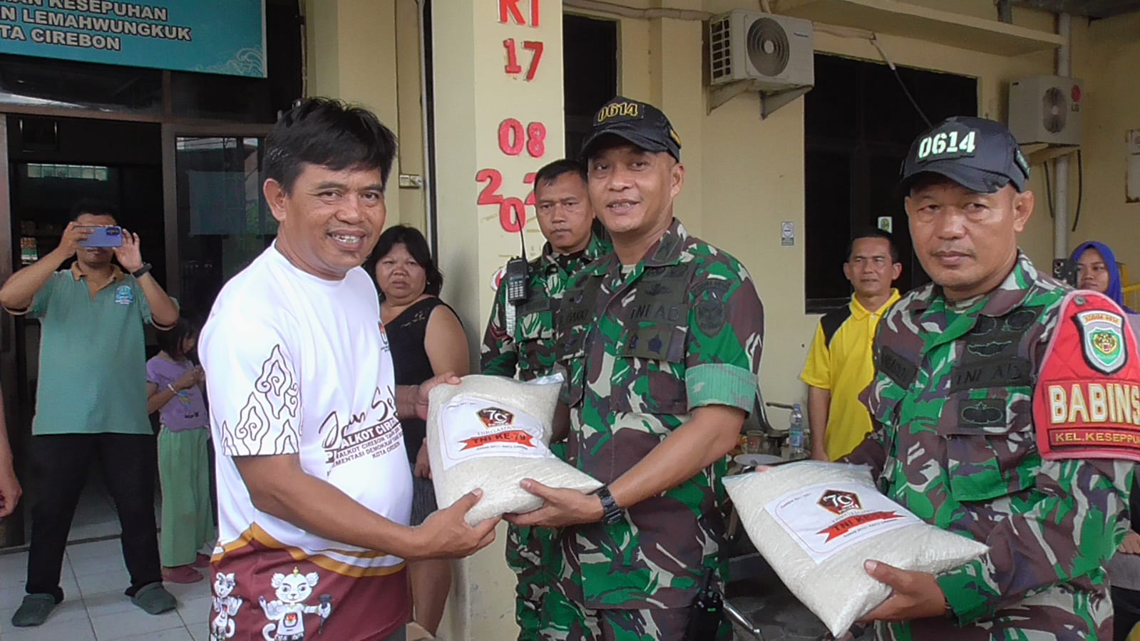 Dandim 0614/Kota Cirebon Tinjau Lokasi Pasca Banjir dan Bagikan Bansos Kepada Warga Terdampak